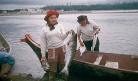 iola penn and cynthia bennett with fish mohai_quileute059