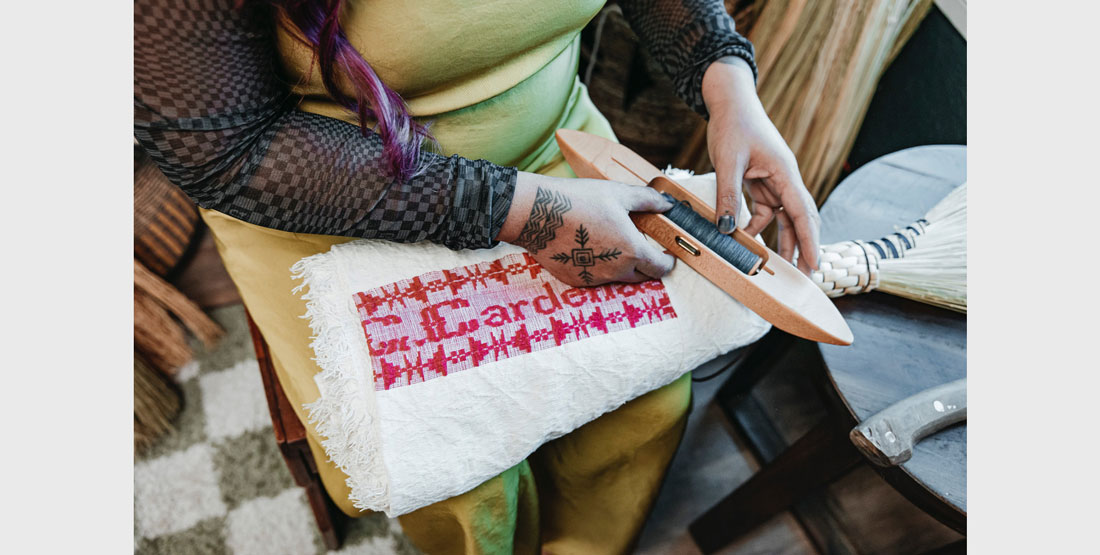 Jamie Pesquiza Cardenas weaving