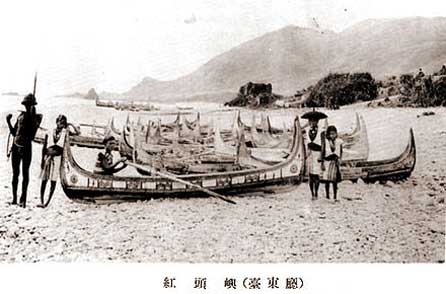 Ponso no Tao, 1931 a black and white photo from 1931 of a beach with people standing among many tatalas