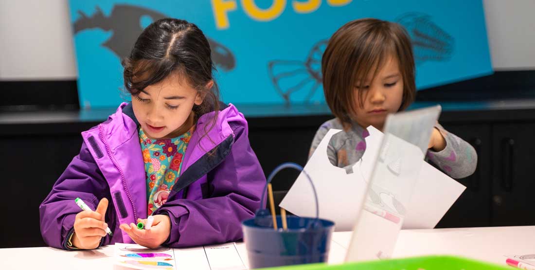 kids make crafts at fossil finders event